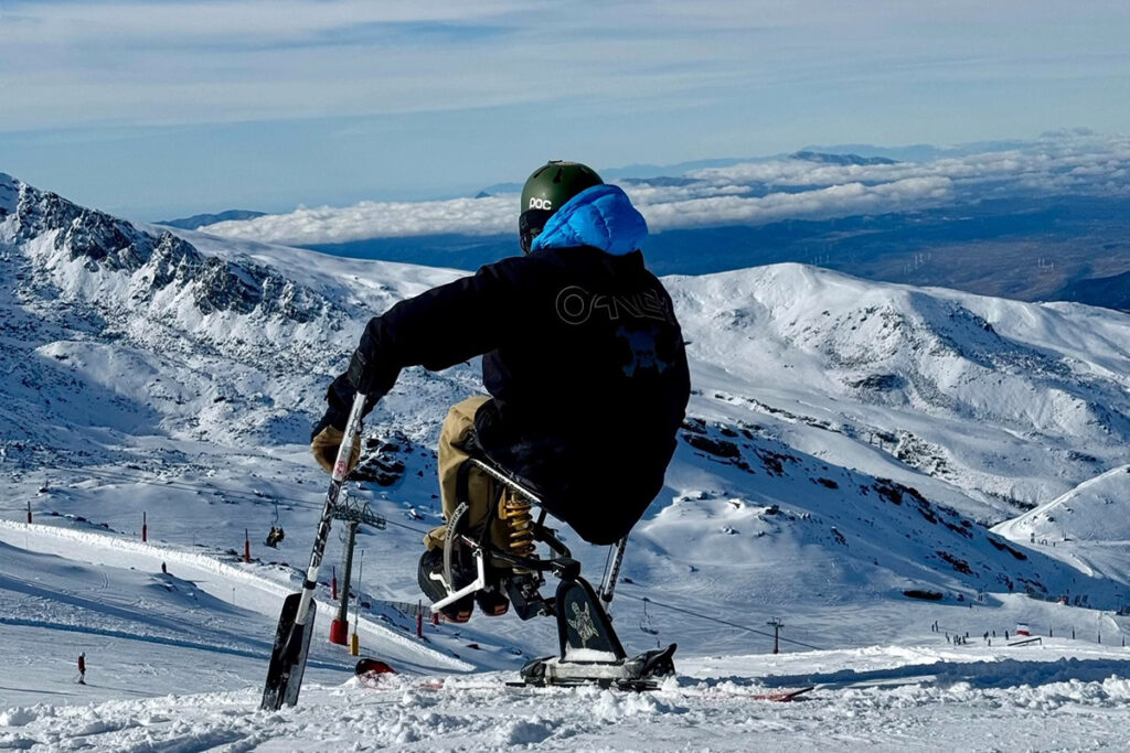 Tomy Piñas, a Batec Mobility user, partaking in alpine skiing. 