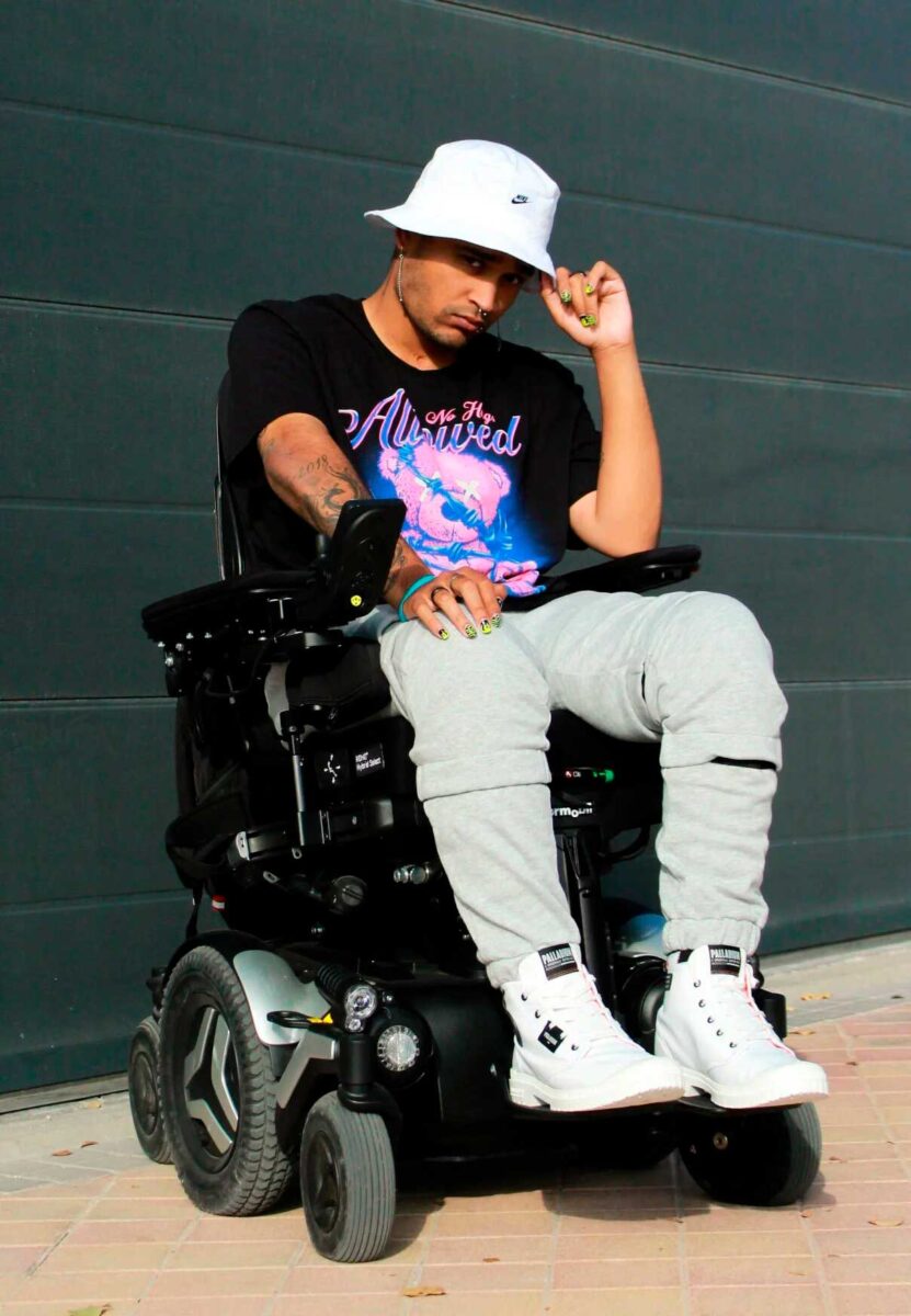 Modelo en silla de ruedas posando con ropa adaptada para Zalando