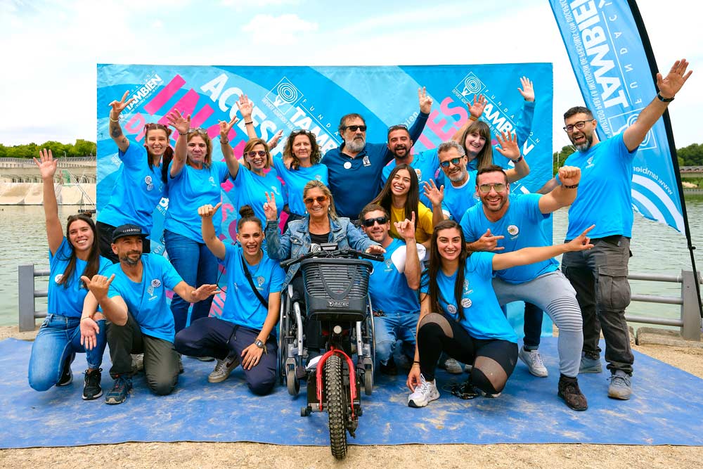 Equipo de la Fundación También deporte adaptado para personas con discapacidad. Teresa Silva presidenta de la Fundación También en silla de ruedas y handbike eléctrico Batec Mobility.