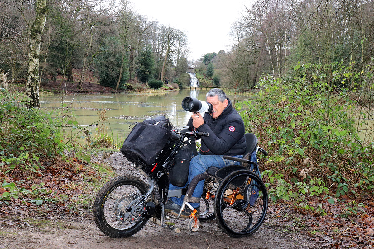 Peter Lau con ruedas Loopwheels Urban negras con su handbike eléctrico Batec Mobility