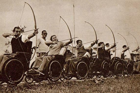 Atletas en silla de ruedas compitiendo en tiro de arco durante los Stoke Mandeville Games de 1948.