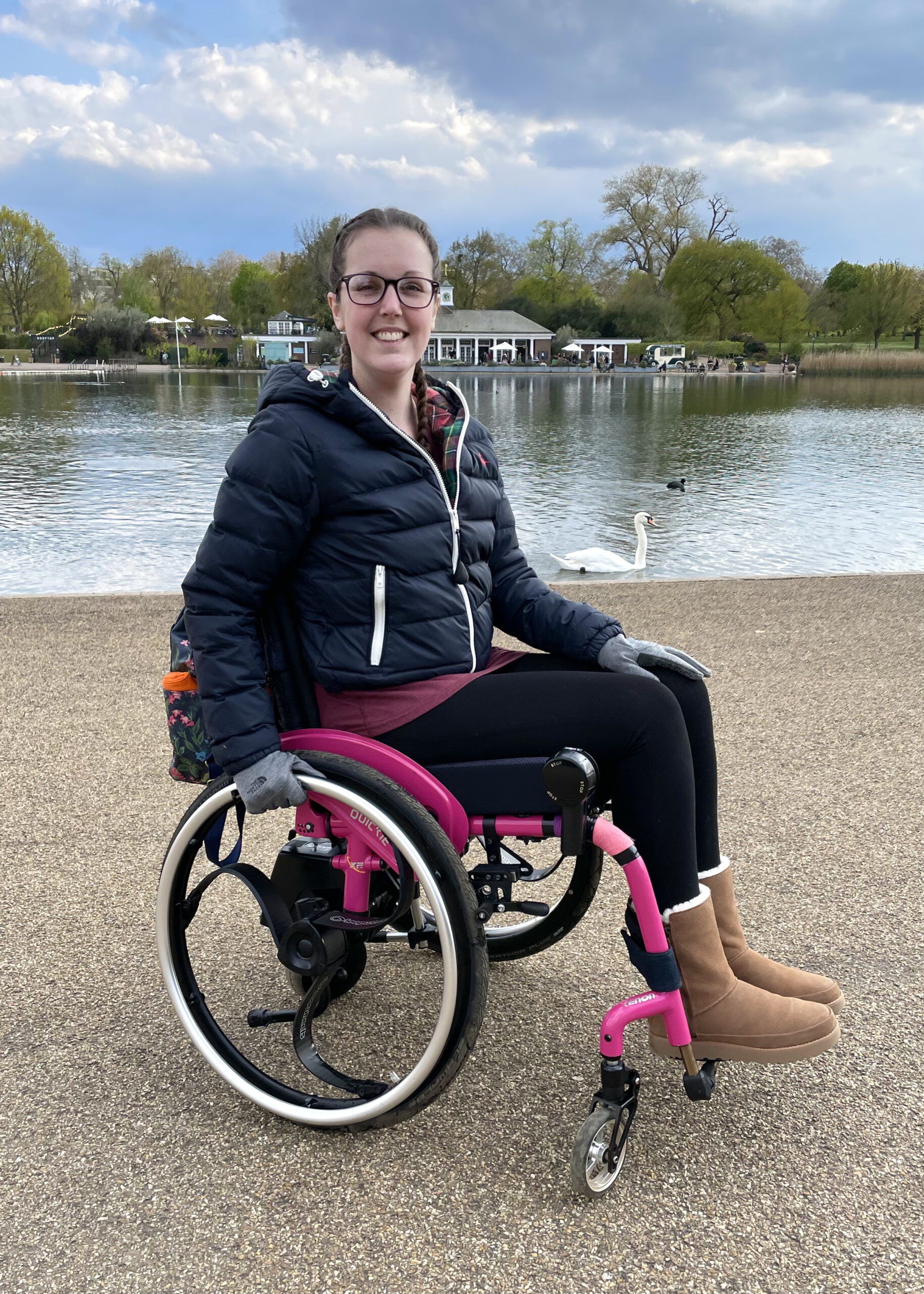 chica en silla de ruedas y ruedas loopwheels