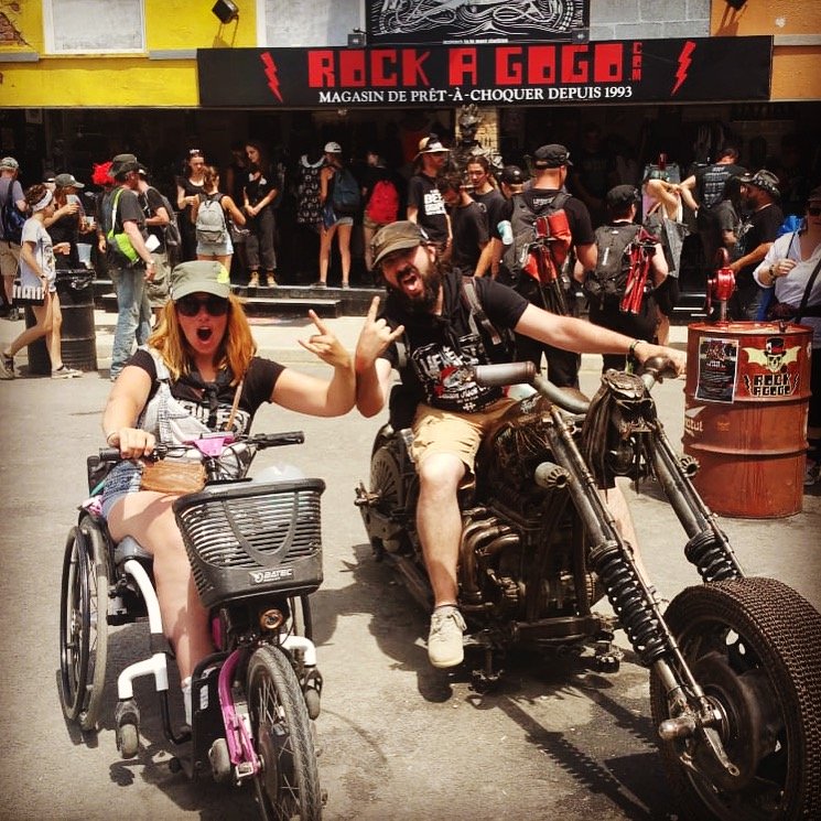 Chica en silla de ruedas posando durante el festival de rock Hellfest.