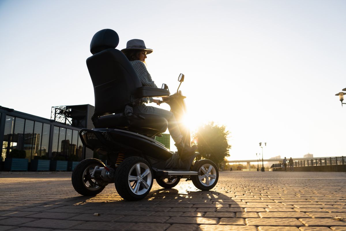 Tipos de sillas de ruedas eléctrica, handbikes y scooters