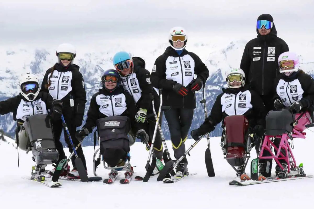 equipo de esquí adaptado para personas con discapacidad en la nieve usando adaptaciones para esquiar en silla de ruedas como monoskis