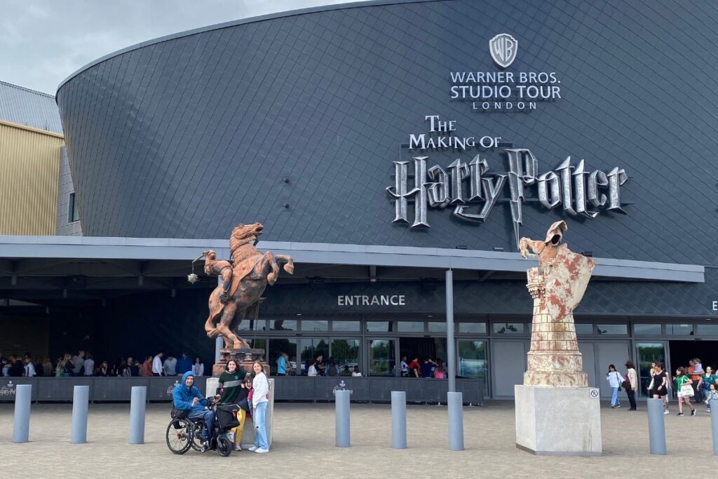 Visita a los estudios Warner en silla de ruedas