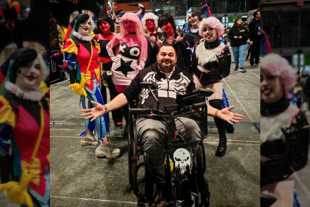 Hombre en silla de ruedas y un handbike durante un evento de cosplay. El Batec es usado como herramienta de integración social. Es parte del disfraz y la gente a su alrededor así lo percibe.