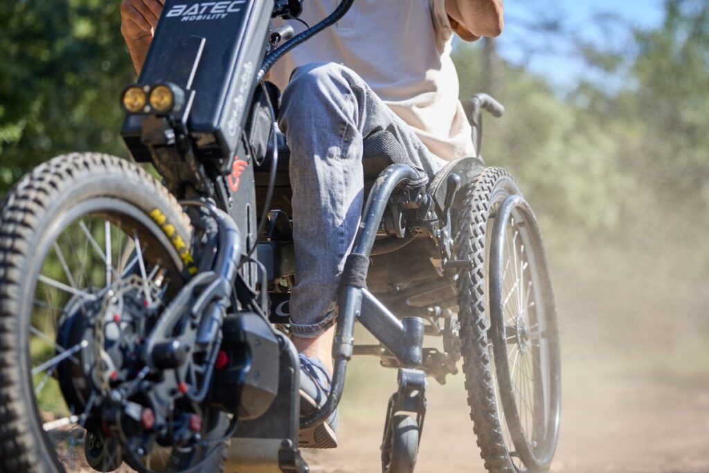 Rueda todoterreno batec rodes en acción en suelo off road de arena