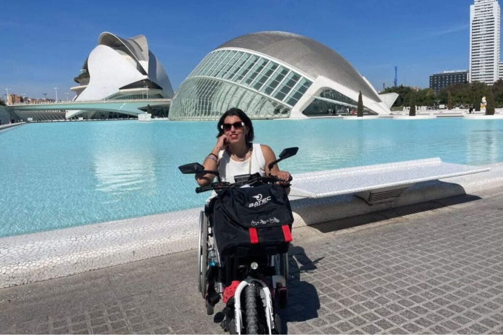 chica en silla de ruedas y handbike visitando el Oceanografic de Valencia