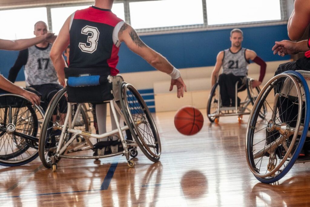 partido de baloncesto en silla de ruedas